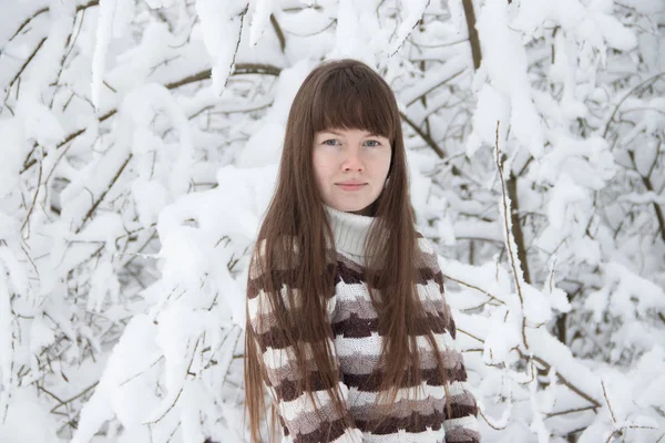Νεαρή Γυναίκα Ποζάρουν Στο Χειμερινό Δάσος Χιονισμένα Δέντρα — Φωτογραφία Αρχείου