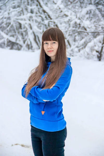 Молодая Женщина Позирует Зимнем Лесу Снежными Деревьями — стоковое фото