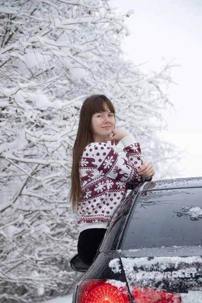 Young Woman Posing Winter Forest Leaning Out Car Window — Stock Photo, Image