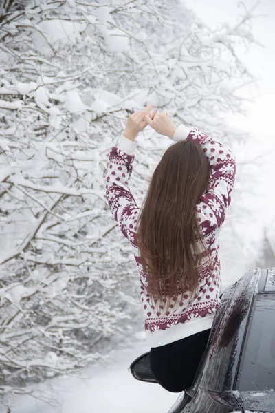 Jeune Femme Posant Dans Forêt Hiver Penché Par Fenêtre Voiture — Photo