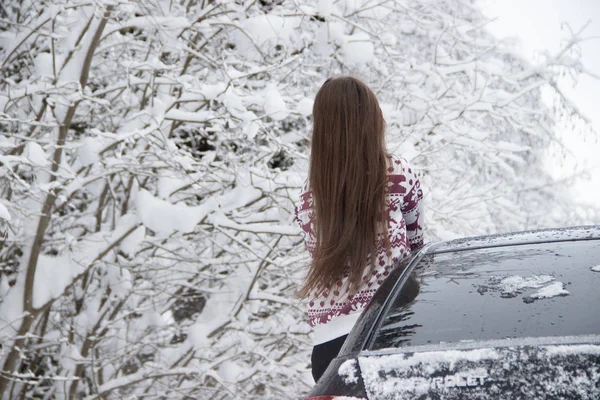 Young Woman Posing Winter Forest Leaning Out Car Window — Stock Photo, Image