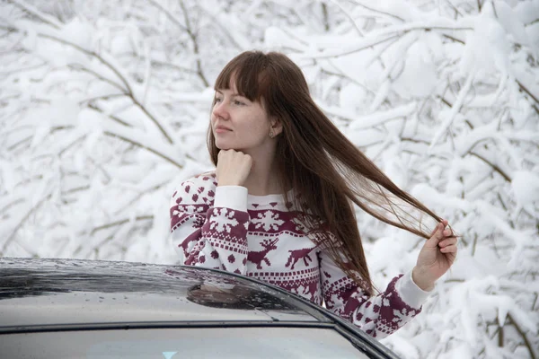 Young Woman Posing Winter Forest Leaning Out Car Window — Stock Photo, Image