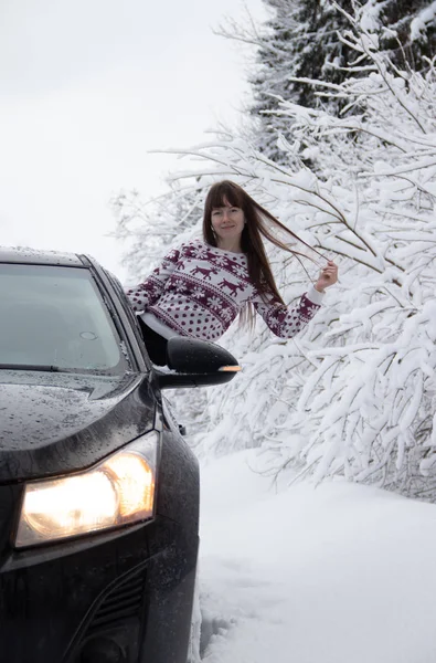 Jeune Femme Posant Dans Forêt Hiver Penché Par Fenêtre Voiture — Photo