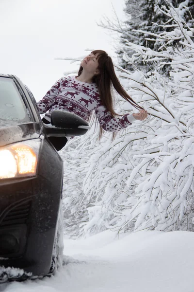 Young Woman Posing Winter Forest Leaning Out Car Window — Stock Photo, Image