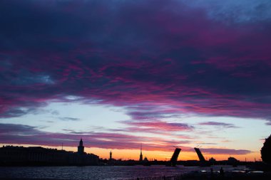 Köprüler şafakvakti St. Petersburg'da inşa edilmiştir. Peter Romance. Peter'ı görmek. Neva Nehri. Şehirde şafak vakti. Beyaz Geceler.