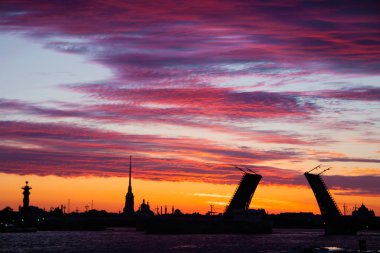 Köprüler şafakvakti St. Petersburg'da inşa edilmiştir. Peter Romance. Peter'ı görmek. Neva Nehri. Şehirde şafak vakti. Beyaz Geceler.