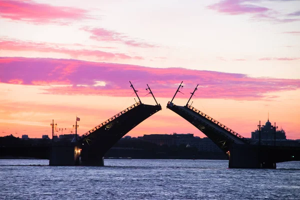 Mosty są wzniesione o świcie w Sankt Petersburgu. Piotr romanski. Widok Piotra. Rzeka Neva. Świt w mieście. Białe noce. — Zdjęcie stockowe