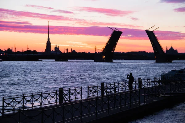 The bridges are erected at dawn in St. Petersburg. Peter Romance. Sight of Peter. Neva River. Dawn in the city. White Nights. — Stock Photo, Image