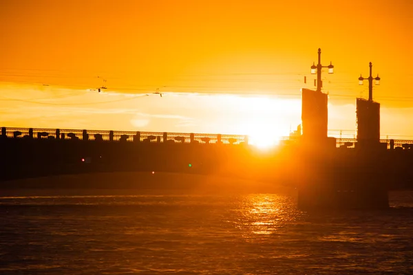 这些桥在黎明时分在圣彼得堡架设。彼得·罗曼看到彼得涅瓦河黎明在城市。白夜. — 图库照片