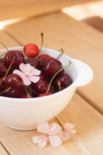 Sweet Cherry Berries White Plate Wooden Background — Stock Photo, Image