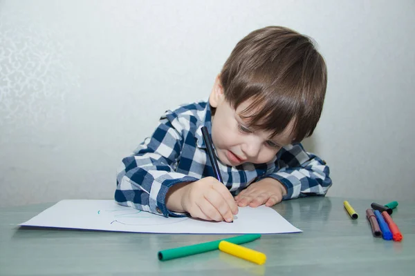 little boy drawing felt-tip pens on paper