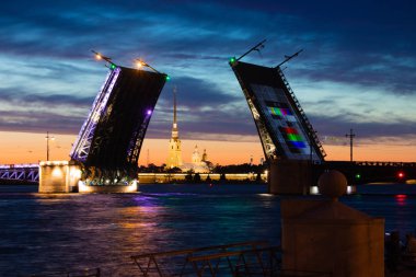 St. Petersburg Neva Nehri üzerinde köprüler seyreltme susnset görünümü. Rusya, St. Petersburg-11 Haziran 2019