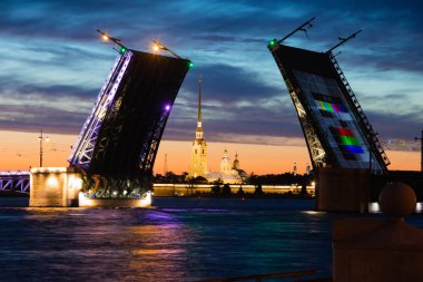 St. Petersburg Neva Nehri üzerinde köprüler seyreltme susnset görünümü. Rusya, St. Petersburg-11 Haziran 2019