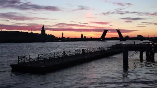 サンクトペテルブルクのネバ川に架く橋の希釈のサスンセットビュー ロシア サンクトペテルブルク 2019年6月11日 — ストック動画