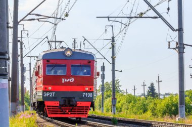 Yaz aylarında demiryolu üzerinde Rus tren. Tren istasyona geliyor..