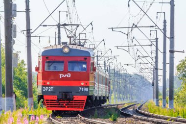 Yaz aylarında demiryolu üzerinde Rus tren. Tren istasyona geliyor..