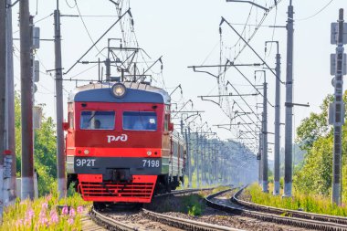Yaz aylarında demiryolu üzerinde Rus tren. Tren istasyona geliyor..
