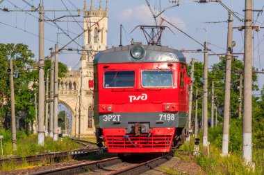 Yaz aylarında demiryolu üzerinde Rus tren. Tren istasyona geliyor..