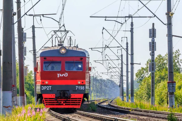 Yaz aylarında demiryolu üzerinde Rus tren. Tren istasyona geliyor..