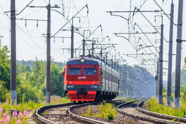 Yaz aylarında demiryolu üzerinde Rus tren. Tren istasyona geliyor..