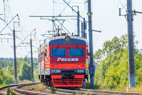 Yaz aylarında demiryolu üzerinde Rus tren. Tren istasyona geliyor..