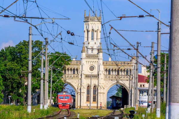 Venäläinen Juna Rautateillä Kesällä Juna Tulee Asemalle — kuvapankkivalokuva