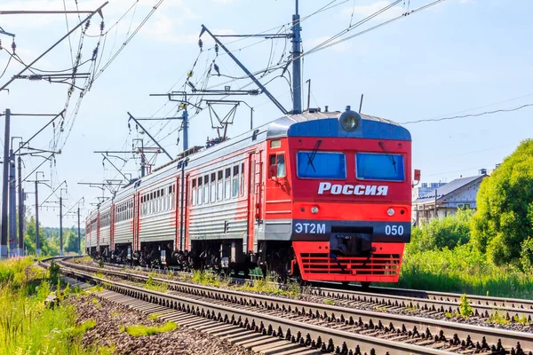 Русский Поезд Железной Дороге Летом Поезд Прибывает Станцию — стоковое фото