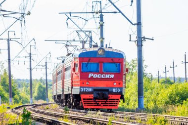 Yaz aylarında demiryolu üzerinde Rus tren. Tren istasyona geliyor..