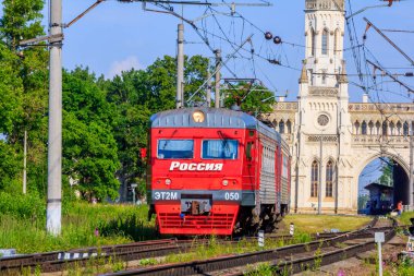 Yaz aylarında demiryolu üzerinde Rus tren. Tren istasyona geliyor..