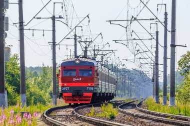 Yaz aylarında demiryolu üzerinde Rus tren. Tren istasyona geliyor..