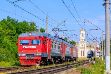 Yaz aylarında demiryolu üzerinde Rus tren. Tren istasyona geliyor..