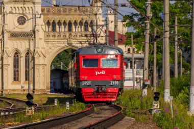 Yaz aylarında demiryolu üzerinde Rus tren. Tren istasyona geliyor..