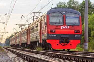Yaz aylarında demiryolu üzerinde Rus tren. Tren istasyona geliyor..