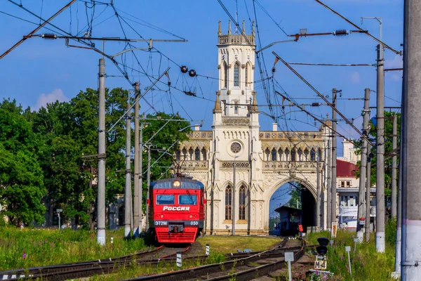 Rosyjski Pociąg Kolei Lecie Pociąg Zbliża Się Stacji — Zdjęcie stockowe