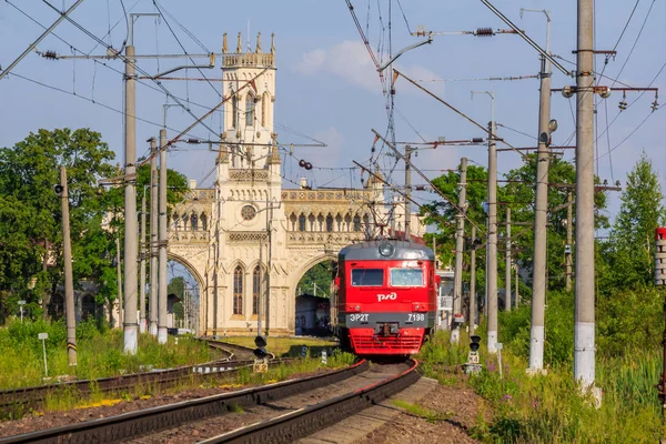 Yaz Aylarında Demiryolu Üzerinde Rus Tren Tren Istasyona Geliyor — Stok fotoğraf