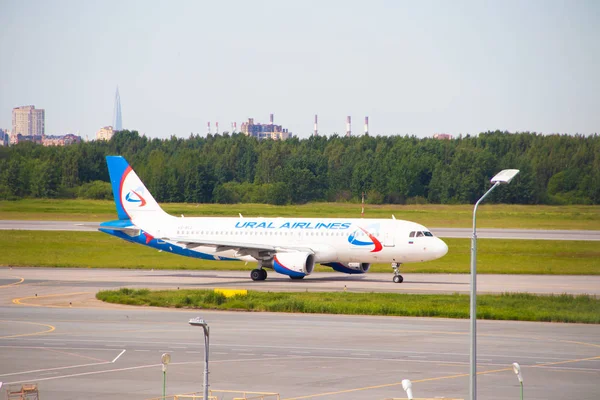 Rusia San Petersburgo Junio 2019 Avión Aeropuerto Pulkovo — Foto de Stock