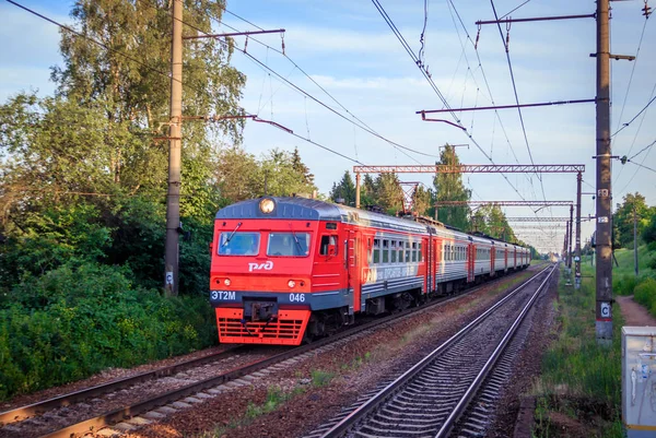 Orosz vonat a vasúton. Nyári vasút. Sínek és talpfák. Oroszország, Suyda június 19, 2019 — Stock Fotó