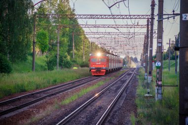 Demiryolu üzerinde Rus treni. Yaz demiryolu. Raylar ve Sleepers. Rusya, suyda Haziran 19, 2019