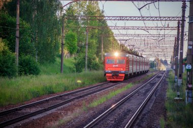 Demiryolu üzerinde Rus treni. Yaz demiryolu. Raylar ve Sleepers. Rusya, suyda Haziran 19, 2019