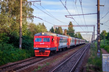 Demiryolu üzerinde Rus treni. Yaz demiryolu. Raylar ve Sleepers. Rusya, suyda Haziran 19, 2019