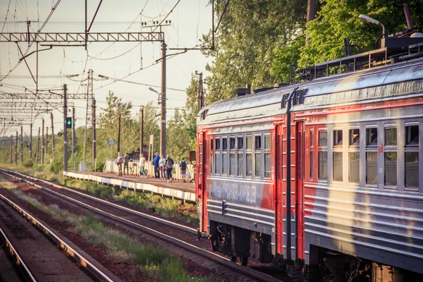 Tren ruso en el ferrocarril. Ferrocarril de verano. Carriles y traviesas. Rusia, Suyda junio 19, 2019 — Foto de Stock