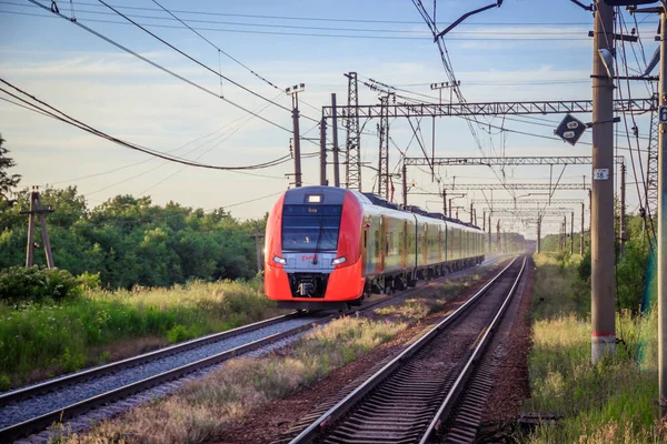 Russischer Zug auf der Eisenbahn. Sommerbahn. Schienen und Schwellen. russland, suyda juni 19, 2019 — Stockfoto