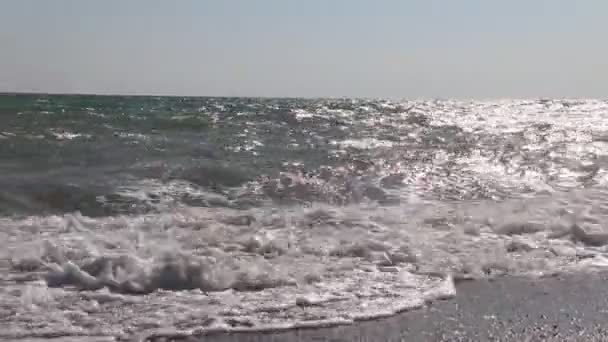 海の波。クリミアの海晴天の高波。嵐警報きれいなビーチビーチ砂と貝殻 — ストック動画