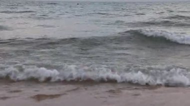Denizde dalgalar. Deniz dalgaları. Küçük dalgalar Sand Plajı. Akşamları plajda. . Küçük deniz dalgaları ve kumlu plaj
