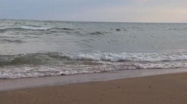 Denizde dalgalar. Deniz dalgaları. Küçük dalgalar Sand Plajı. Akşamları plajda. . Küçük deniz dalgaları ve kumlu plaj