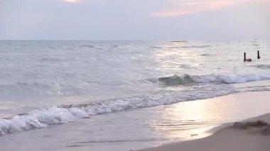 Denizde dalgalar. Deniz dalgaları. Küçük dalgalar Sand Plajı. Akşamları plajda. . Küçük deniz dalgaları ve kumlu plaj