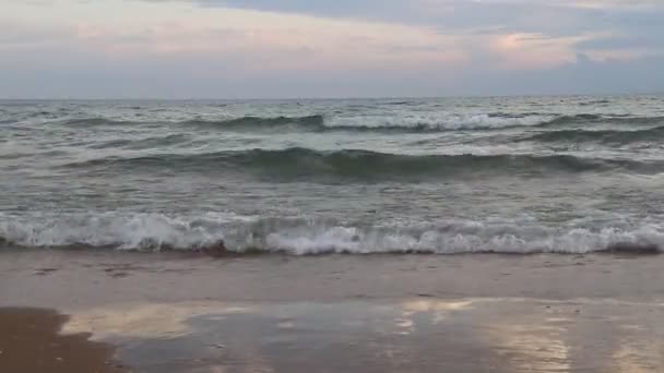 Fale na morzu. Fale morskie. Małe fale piaszczysta plaża. Wieczorem na plaży. . Małe fale morskie i piaszczysta plaża — Wideo stockowe