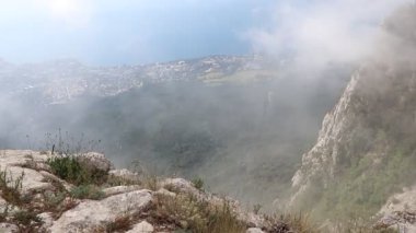 arka sahilde şehir ile dağlarda sis veya bulutlar hareketi 