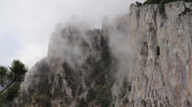 dağlar arka planda sis veya bulutlar hareketi 