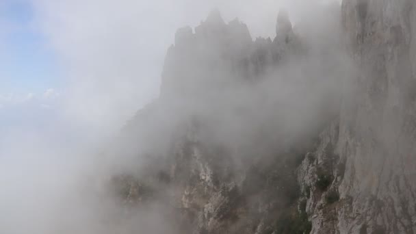brouillard ou nuages mouvement sur fond de montagnes  